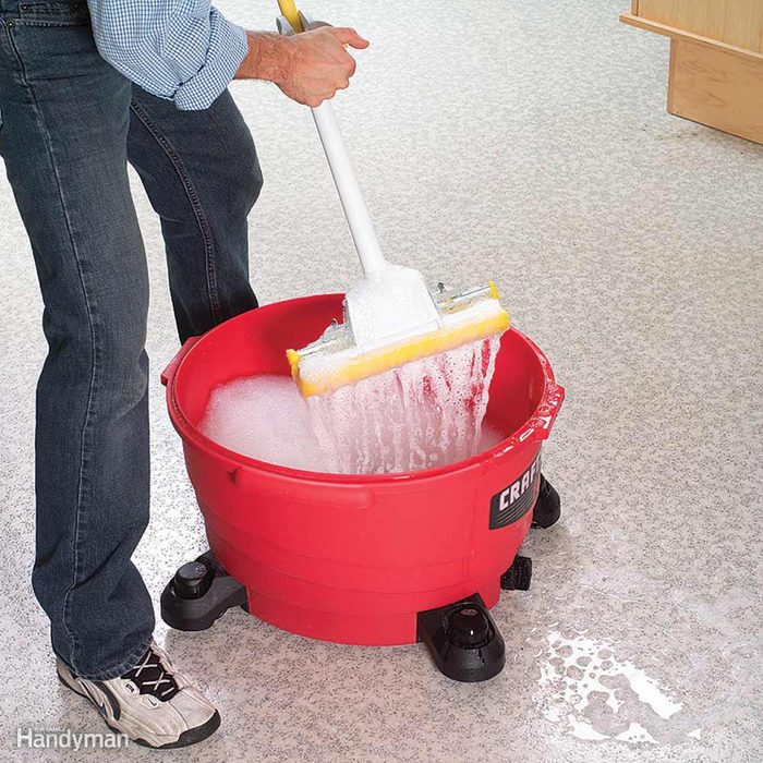 Shop vacuum mop bucket