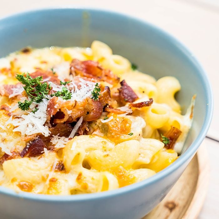 macaroni with cheese and bacon on table;