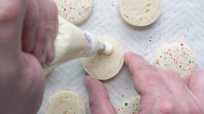 how to make macarons, pipe filling