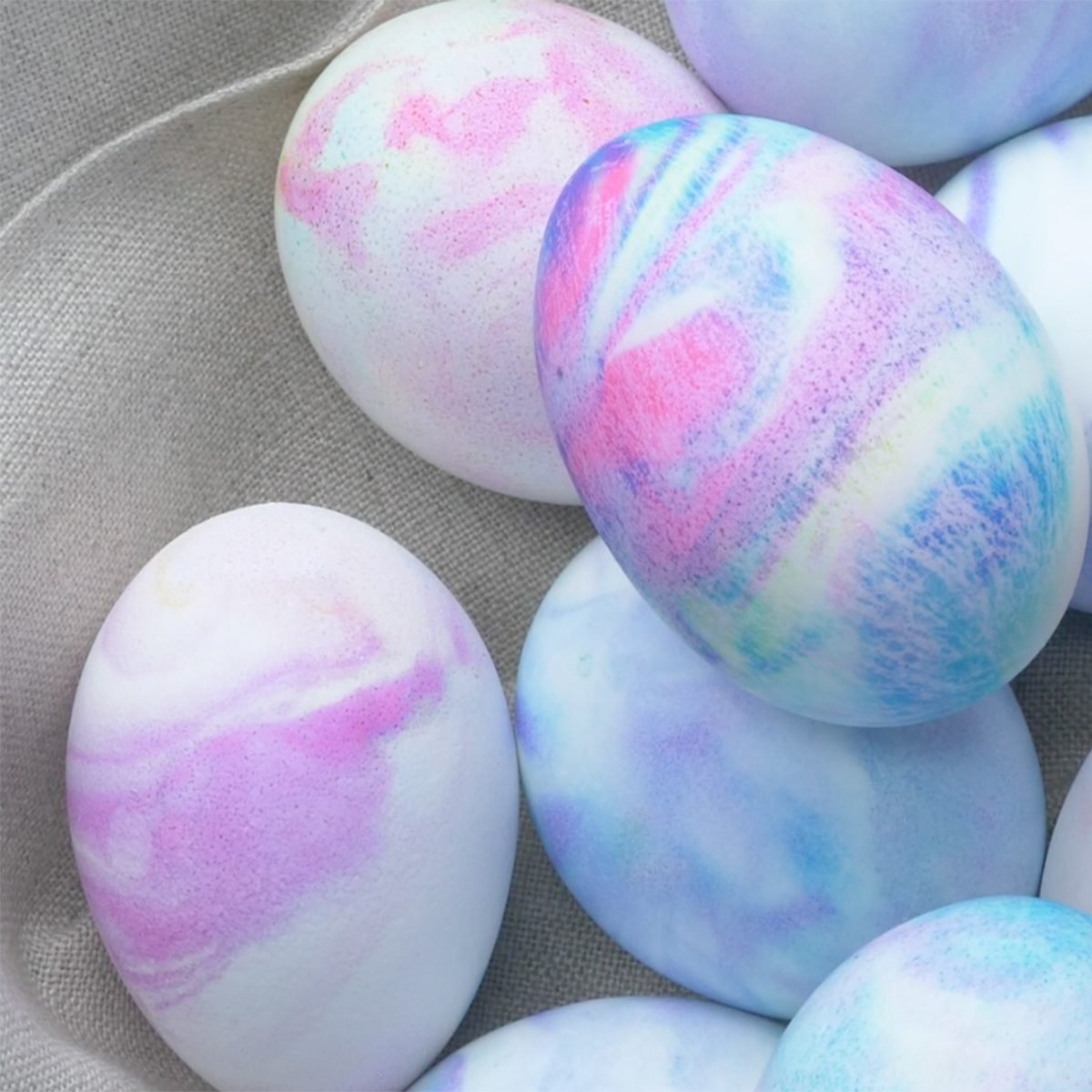Dying easter eggs in shaving cream and food coloring, easter egg decoration ideas