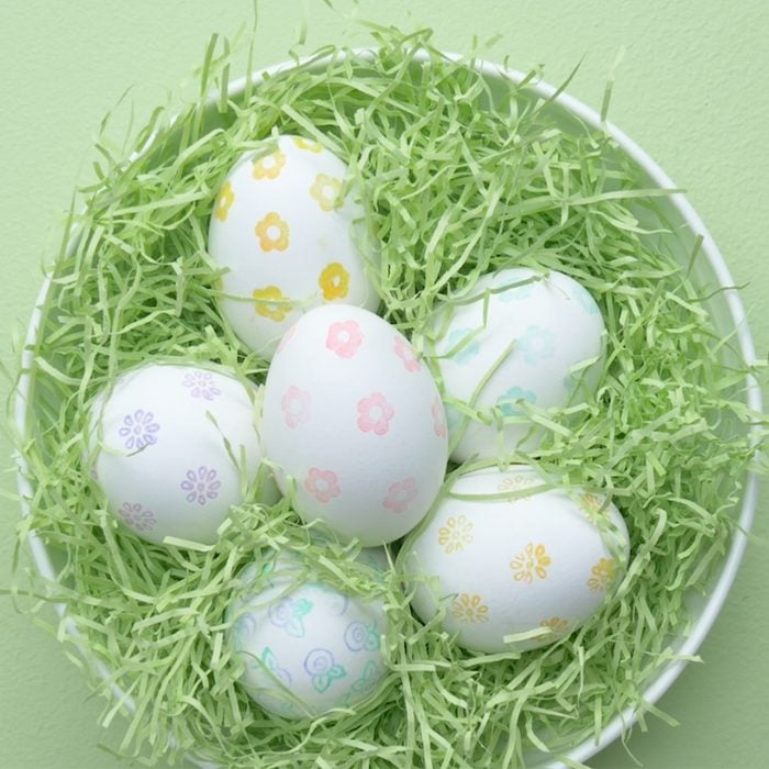 decorating easter egg ideas using a stamp, eggs in a bowl