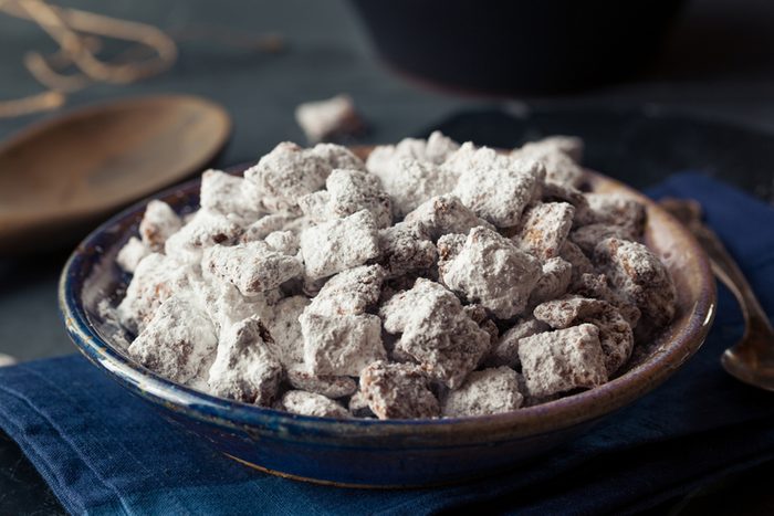 Homemade Powdered Sugar Puppy Chow Muddy Buddies to Eat