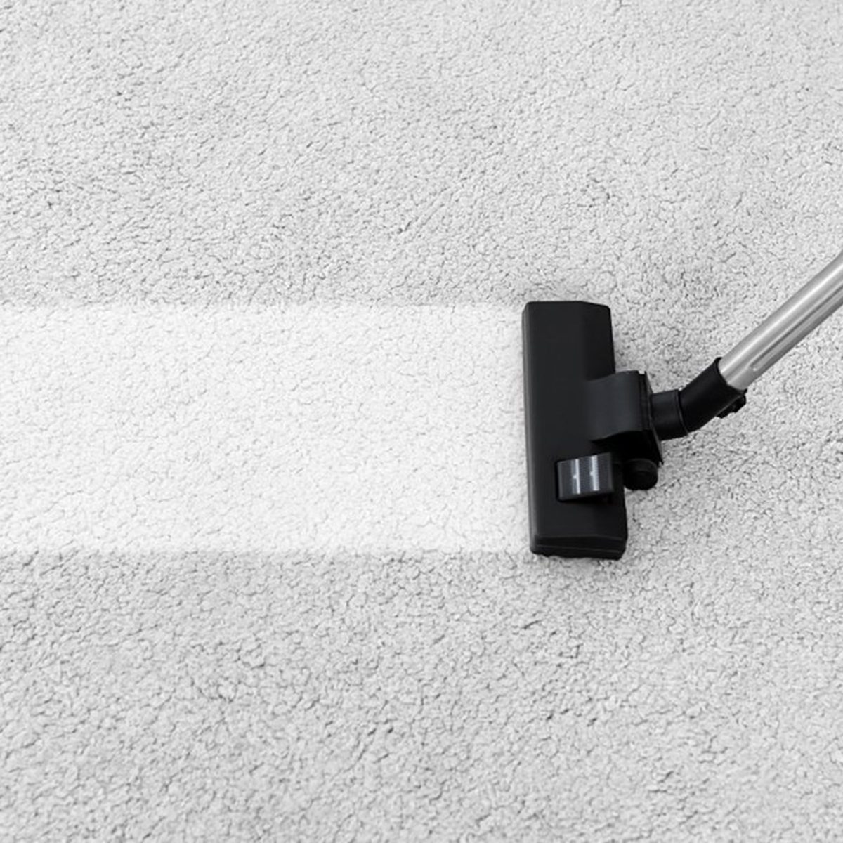 Cleaning carpet with vacuum
