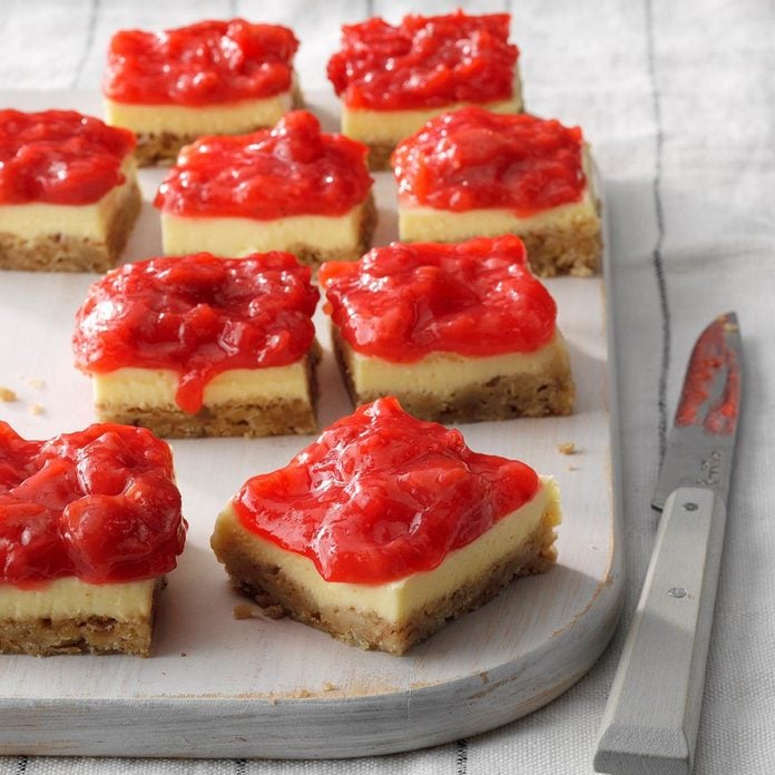 Strawberry Rhubarb Cheesecake Bars Exps Thjj19 232666 E02 19 3b 3