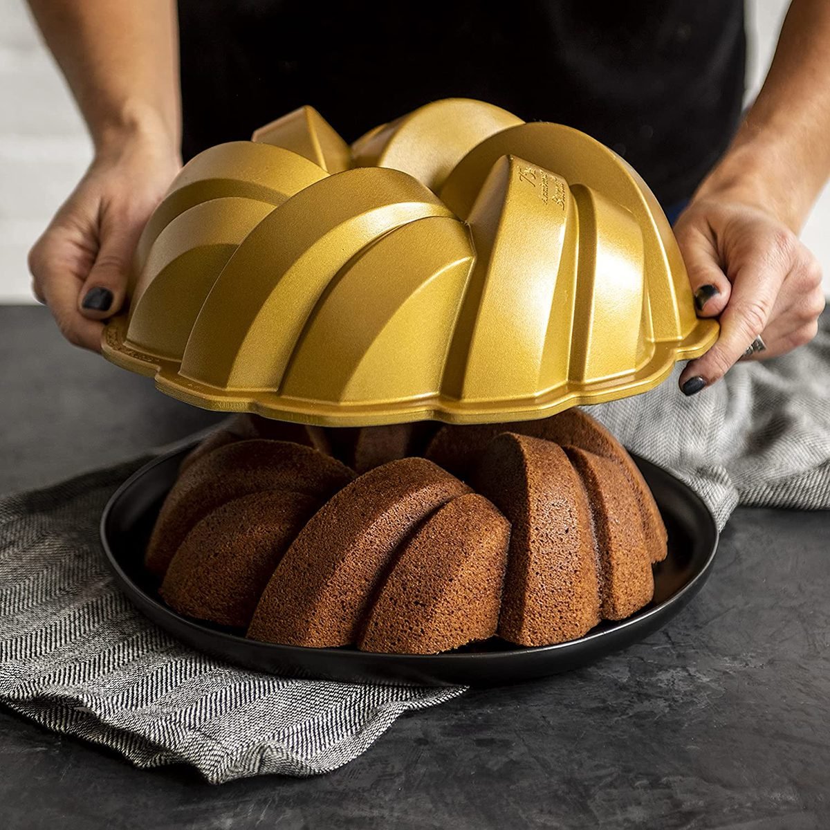 Nordic Ware Elegant Party Bundt Pan & Bundt Cake Keeper 