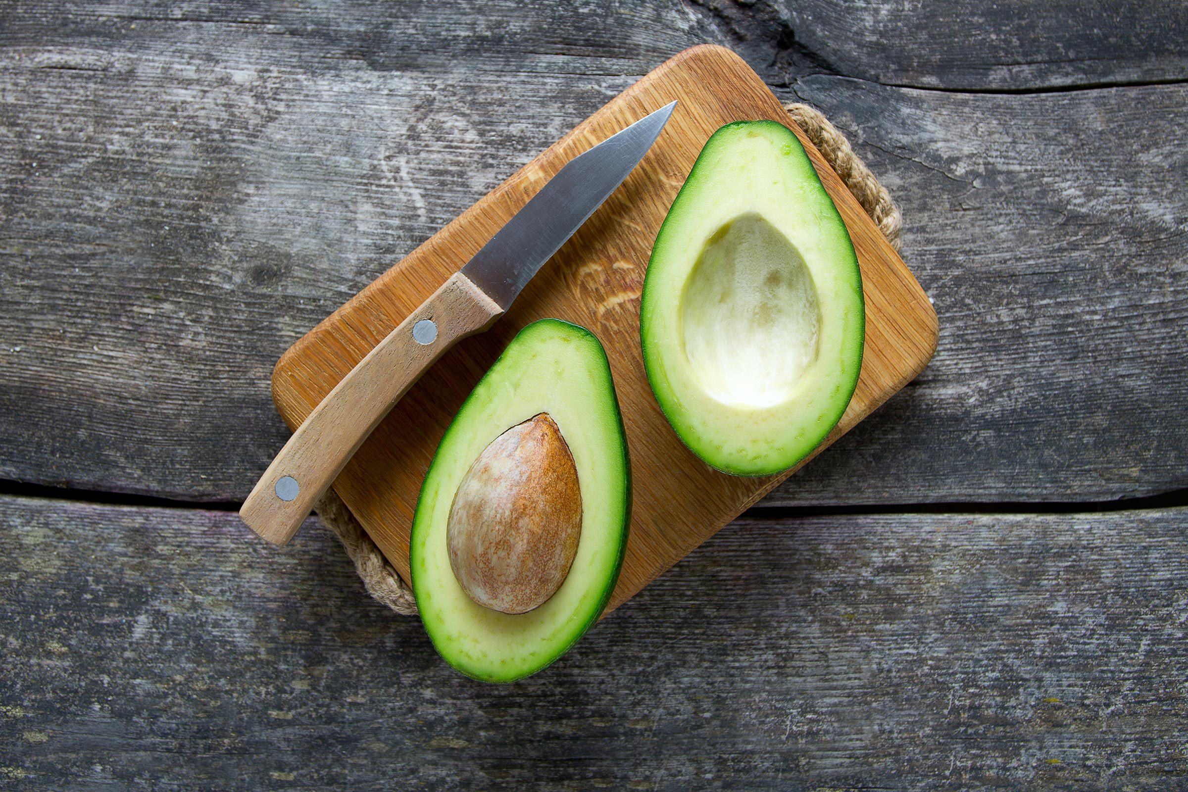 Here's Why You Shouldn't Use a Metal Knife to Cut an Avocado