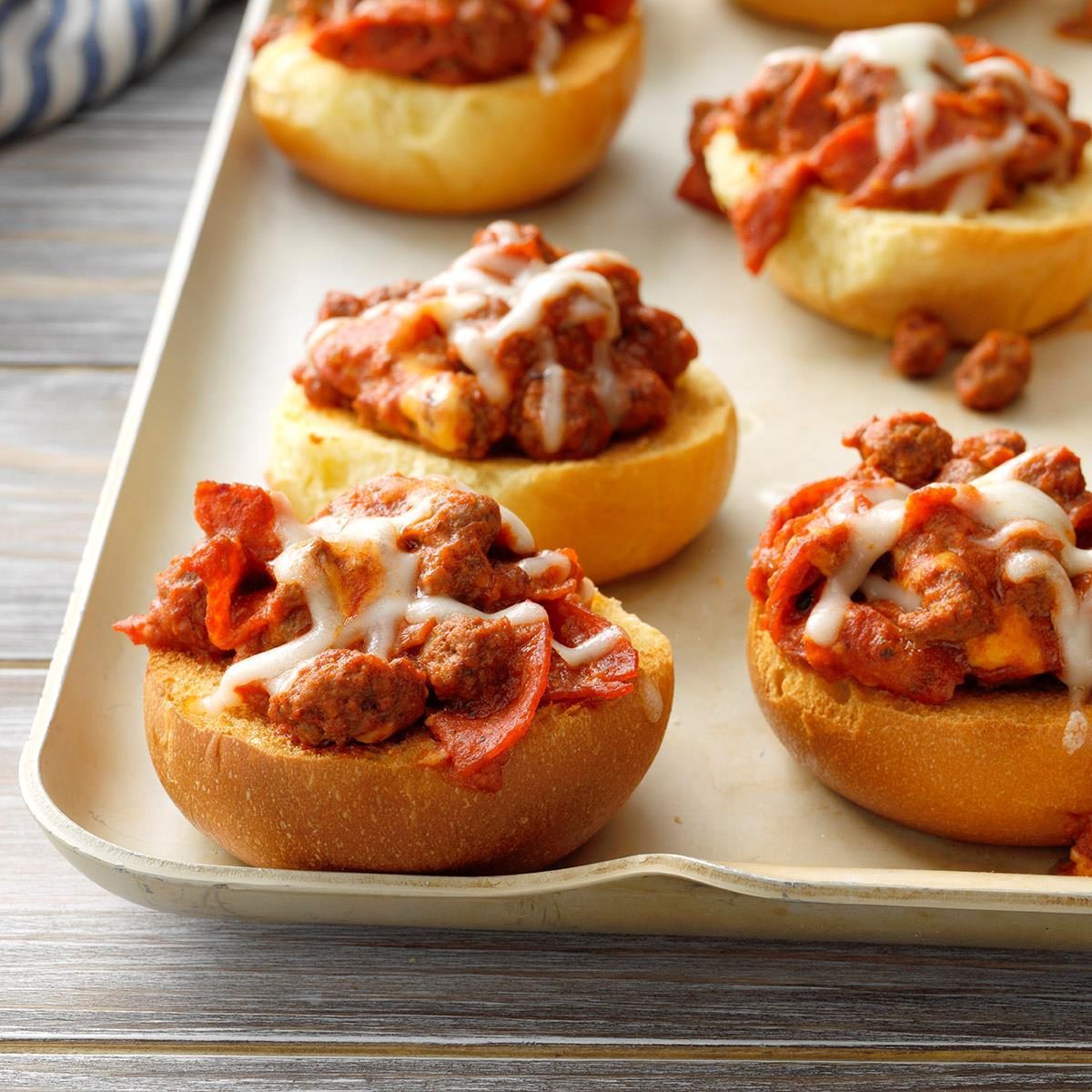 Cheesy Pepperoni Buns Exps Tohca19 53665 B03 12 8b Rms 1