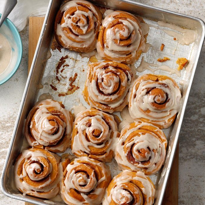 Gingerbread Cinnamon Rolls With Spiced Frosting  Exps Tohca19 204882 B03 19 6b Rms 3