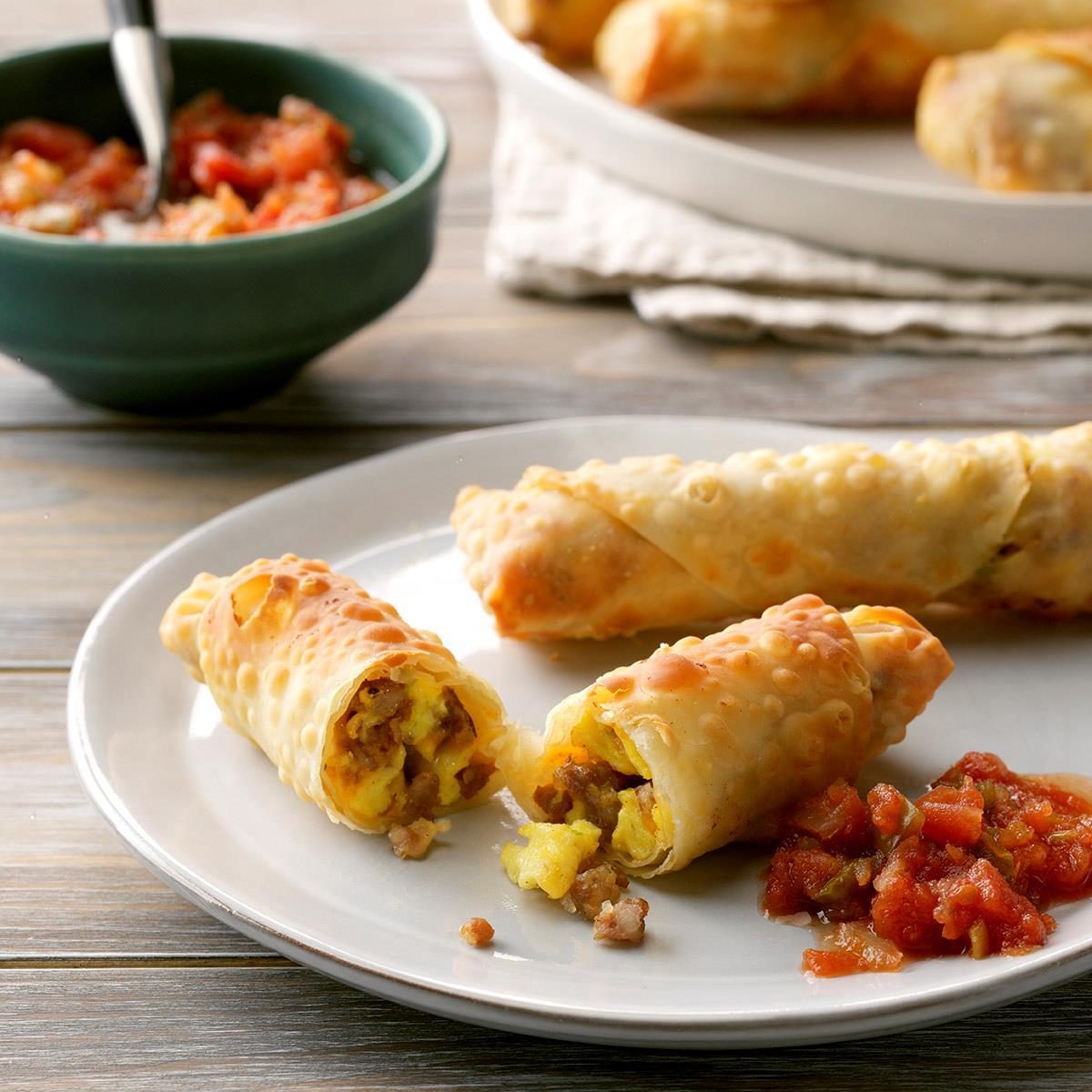 Cheesy Breakfast Egg Rolls Exps Thcom19 234520 C02 27 2b 3