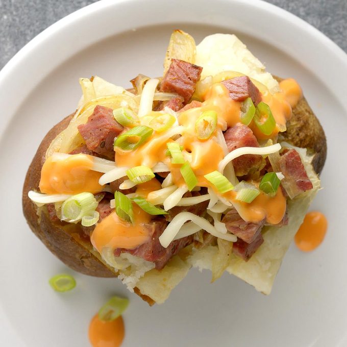 Corned Beef Baked Potatoes Exps Tohfm20 238519 B09 25 8b 1