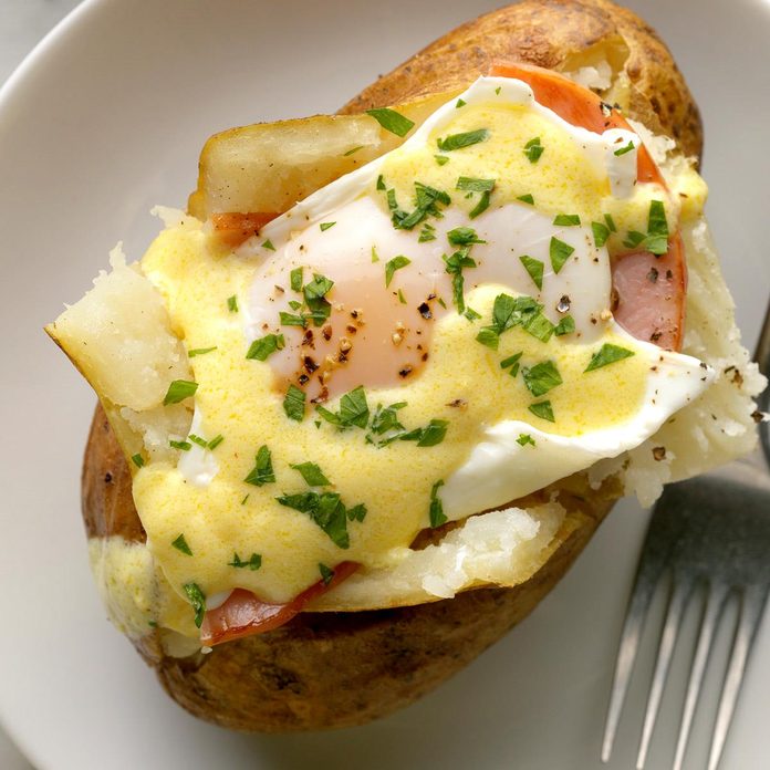 Eggs Benedict Baked Potato Exps Tohfm20 238703 B09 25 12b 1