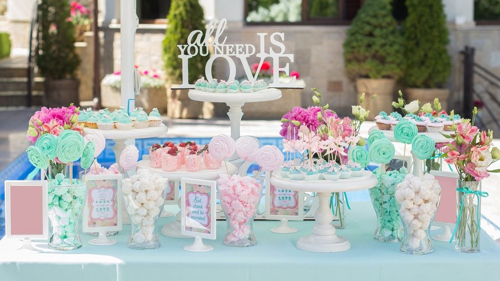 Candy Bar buffet. Delicious sweet buffet with cupcakes.
