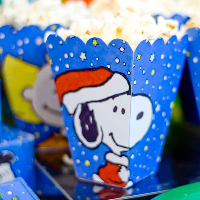Charlie Brown Christmas Party, Chica and Jo popcorn