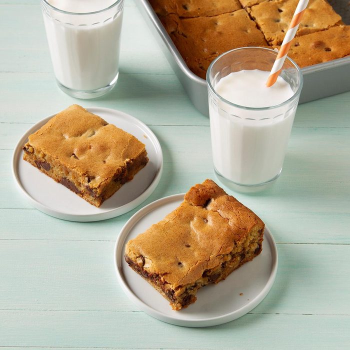 Peanut Butter Chocolate Chip Brownies Exps Ft19 246647 F 1106 1 10