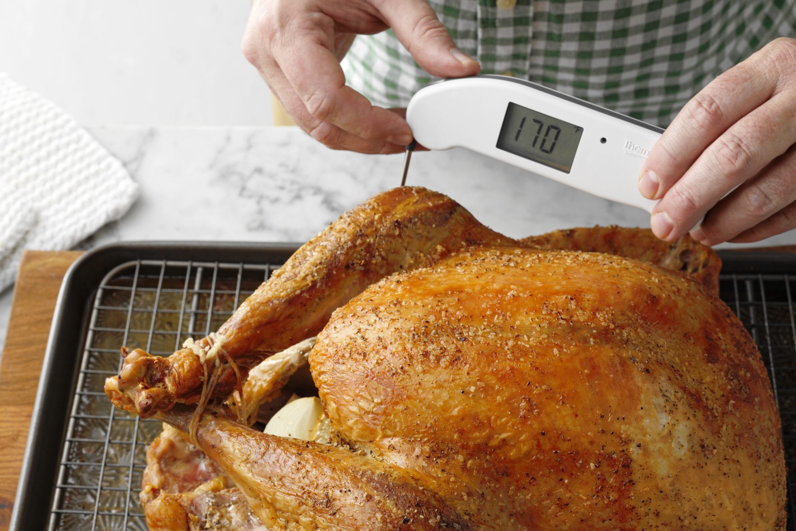 Rosting a Christmas Turkey with this Dual Pop Up Timer Set on Vimeo