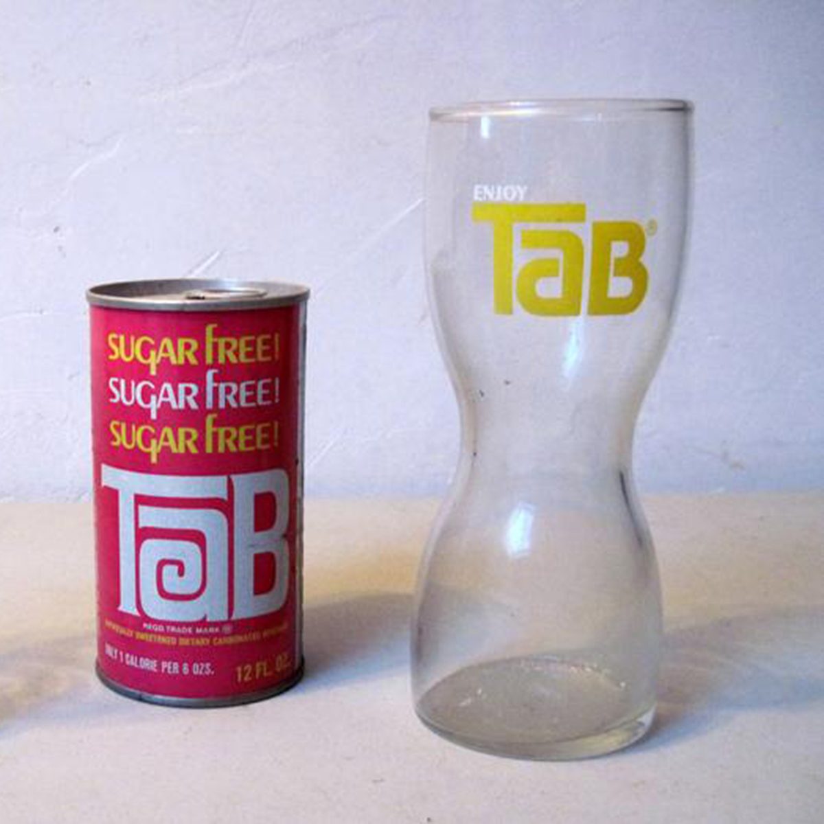 Set Vintage hourglass Tab drinking glasses unopened empty Tab soda can