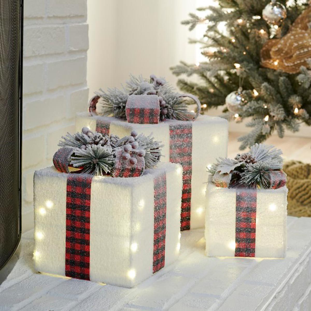 20 Chic Outdoor Christmas Decorations | Taste of Home