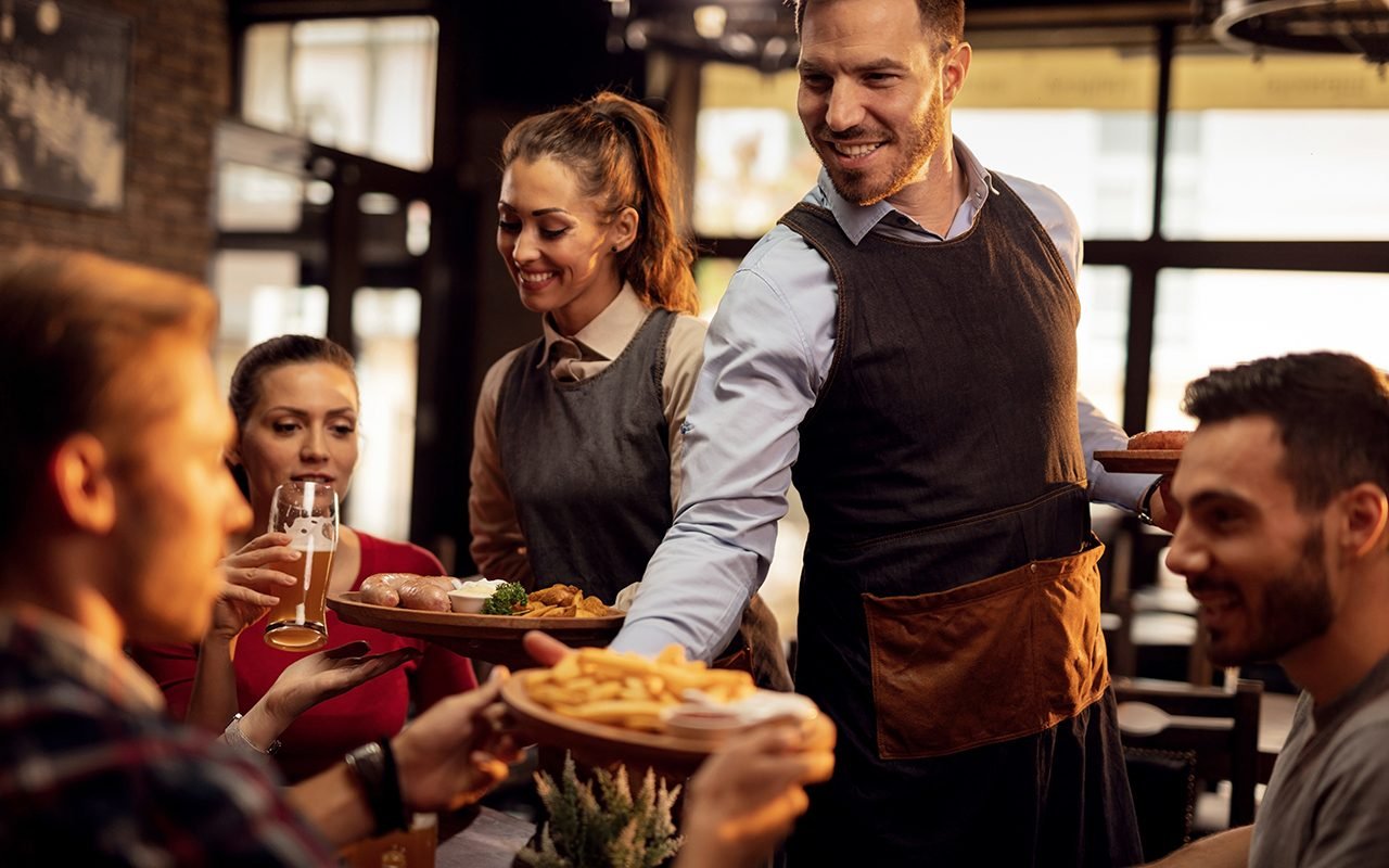 the-one-thing-you-should-tell-your-waiter-asap-restaurant-etiquette