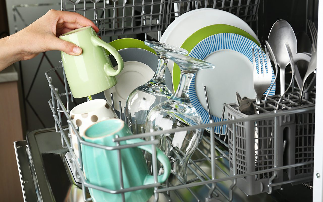 https://www.tasteofhome.com/wp-content/uploads/2019/12/open-dishwasher-clean-utensils-shutterstock_218515030.jpg