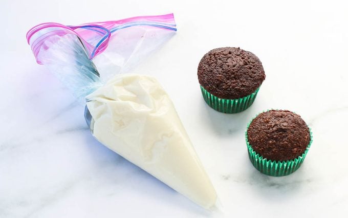 how to frost cupcakes with ziploc bag