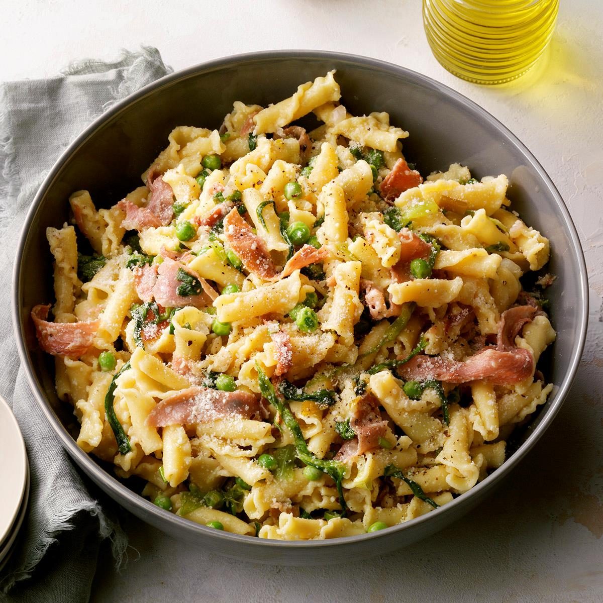 Pasta With Prosciutto Lettuce And Peas Exps Tohca20 162918 B07 24 7b 1