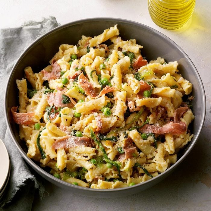 Pasta With Prosciutto Lettuce And Peas Exps Tohca20 162918 B07 24 7b 1