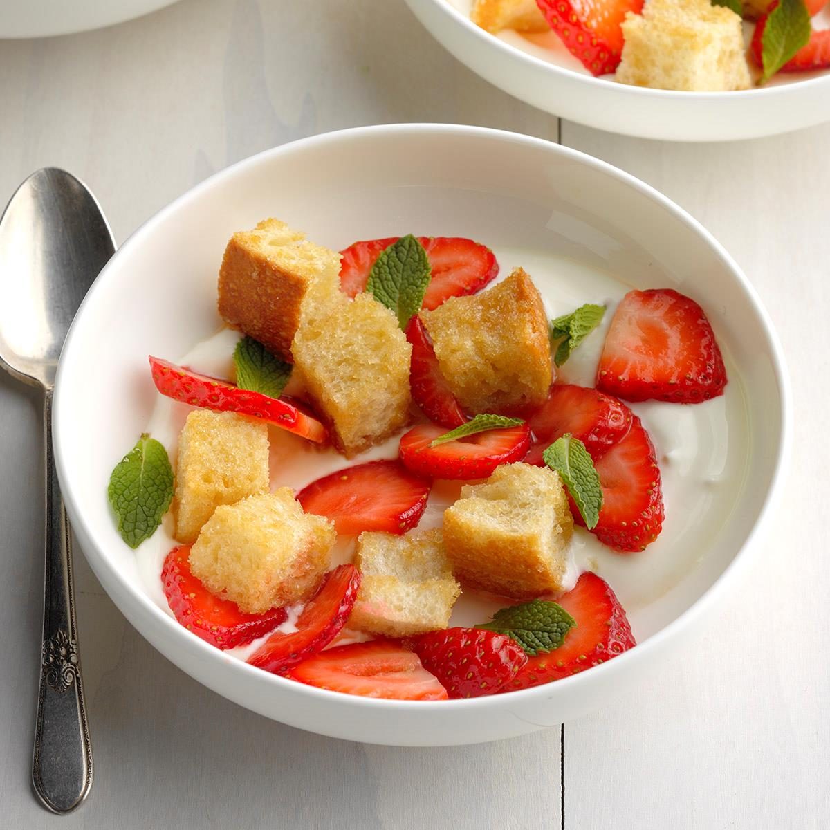 https://www.tasteofhome.com/wp-content/uploads/2020/03/Strawberry-Panzanella-Salad_EXPS_THCA20_199733_B10_31_5b-1.jpg?fit=700%2C1024