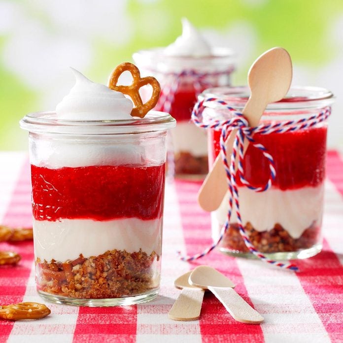 Strawberry Pretzel Dessert Minis Exps Cwjj20 249772 E02 12 3b 3