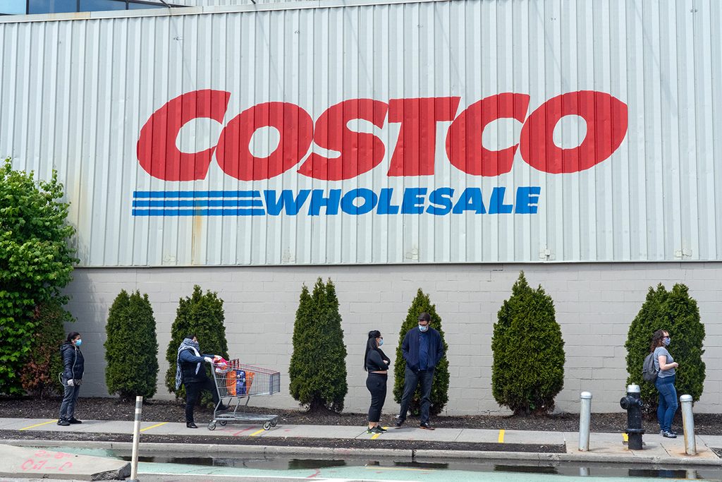 NEW YORK, UNITED STATES - APRIL 25, 2020: People wait in a queue outside the Long Island City Costco store during the coronavirus crisis in New York City.- PHOTOGRAPH BY Ron Adar / Echoes Wire/ Barcroft Studios / Future Publishing (Photo credit should read Ron Adar / Echoes Wire/Barcroft Media via Getty Images)