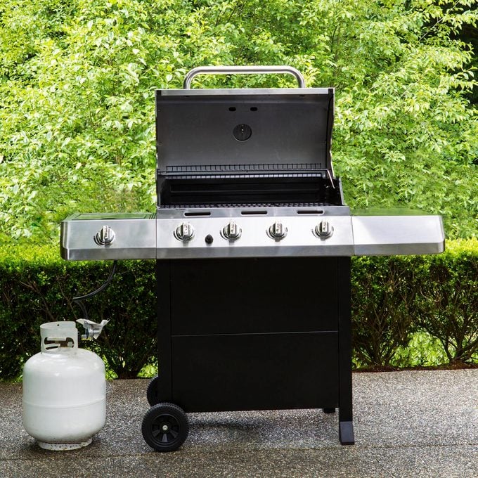 Gas grill with propane tank