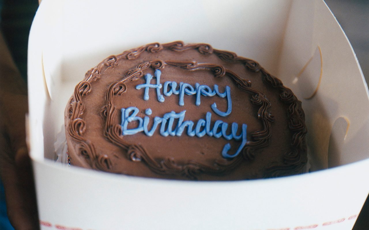 Stencil lettering for cakes, how-to