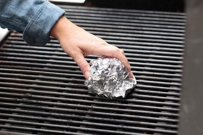 Cleaning grill with aluminum foil