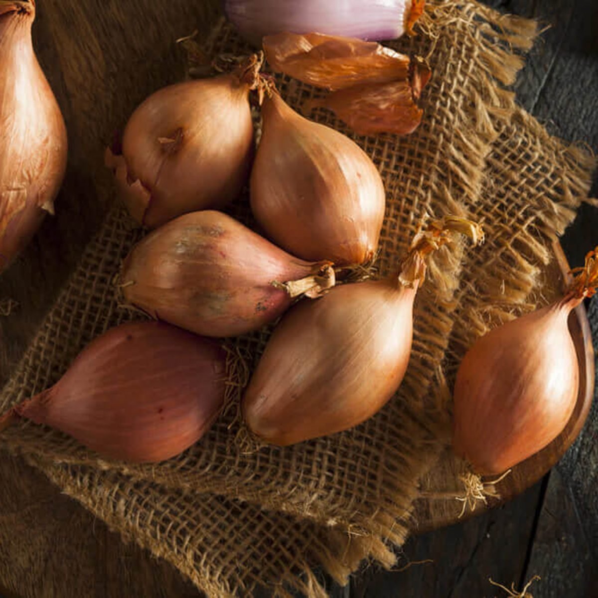 6 Zesty Substitutes For Shallots