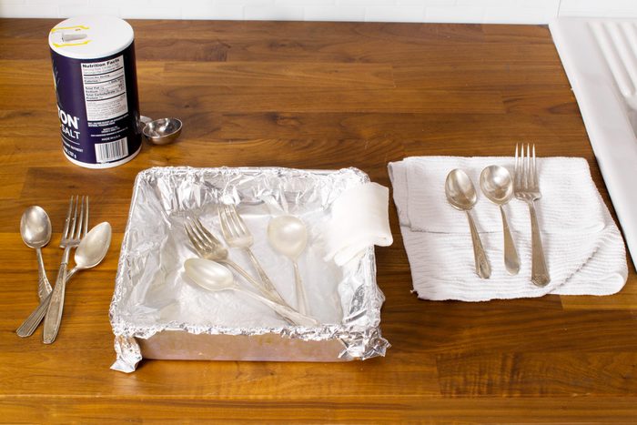 cleaning tarnished silverware with aluminum foil and salt