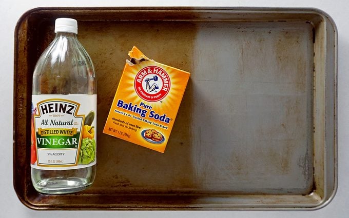 cleaning baking sheets with baking soda and vinegar