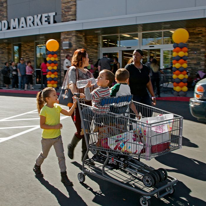 MORENO VALLEY, CA - MARCH 24: Shoppers leave with a full grocery cart as crowds wait in line to get into Aldi food market during the grand opening on March 24, 2016 in Moreno Valley, California. Aldi is opening its first 8 stores in Southern California.(Photo by Gina Ferazzi/Los Angeles Times via Getty Images)
