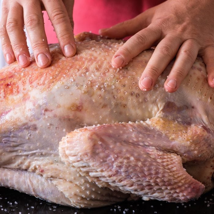 Dry brining - salting raw turkey, thanksgiving dining, preparing raast turkey