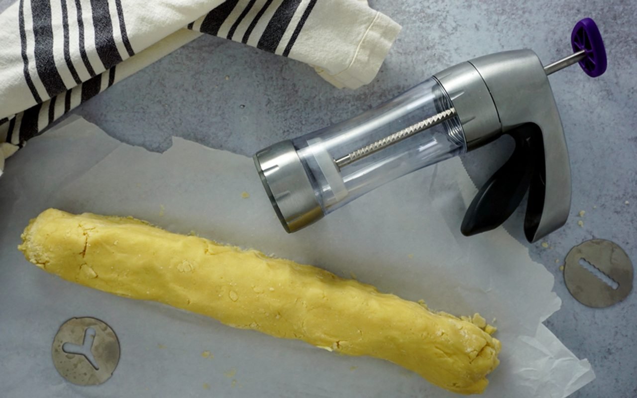 shaping dough into a long log how to make butter cookies