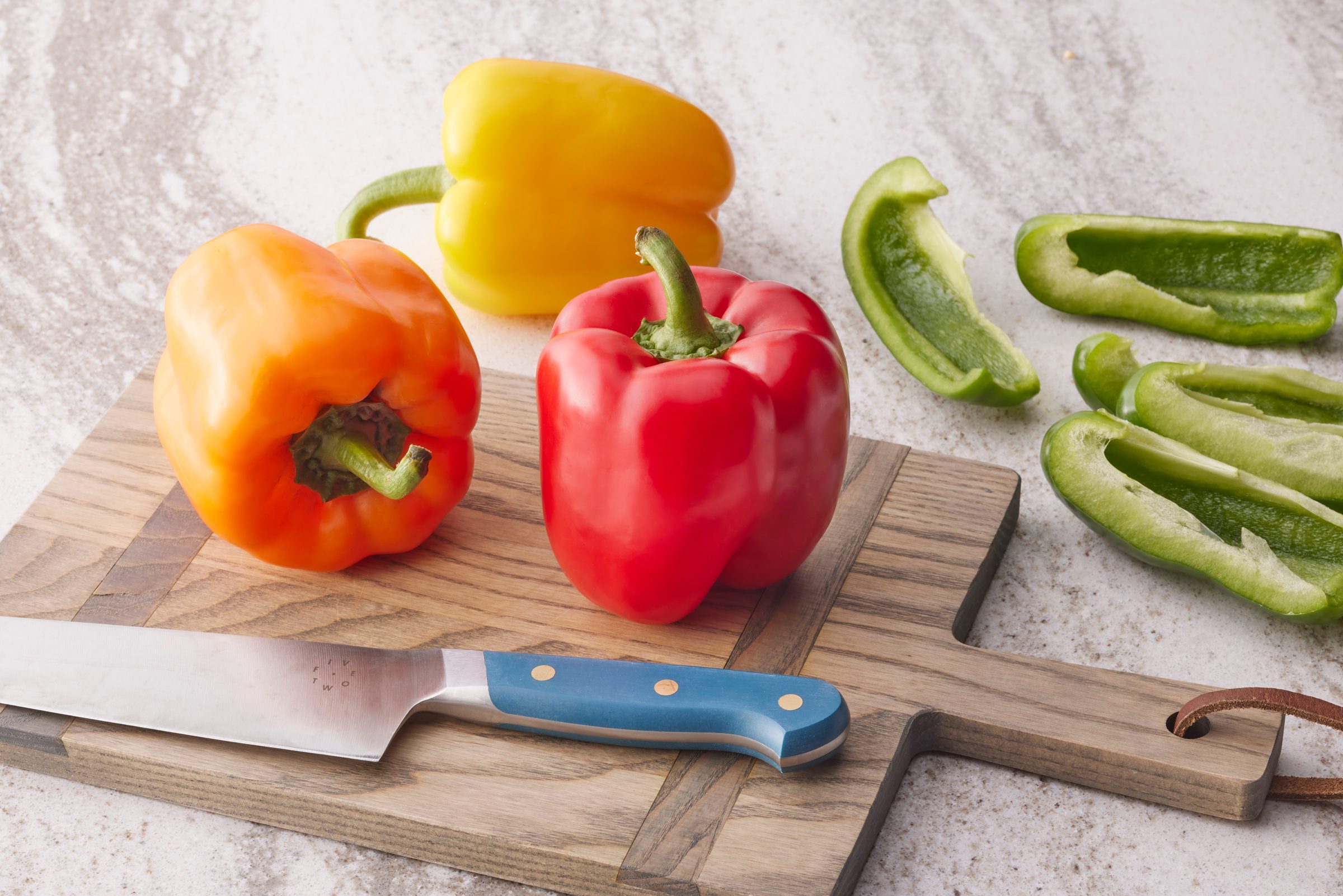 https://www.tasteofhome.com/wp-content/uploads/2021/03/TOHcom23_PU6007_DR_03_07_13b.-How-to-Cut-a-Bell-Pepper-Without-Any-Waste.jpg
