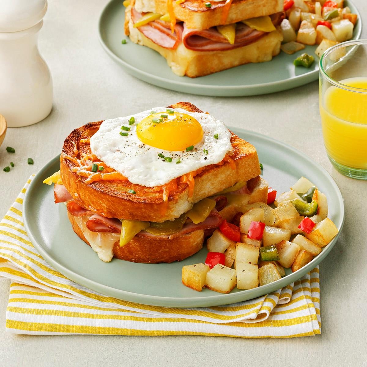 https://www.tasteofhome.com/wp-content/uploads/2021/04/Chiles-Rellenos-Croque-Madame_EXPS_RC21_257985_B04_20_4b.jpg