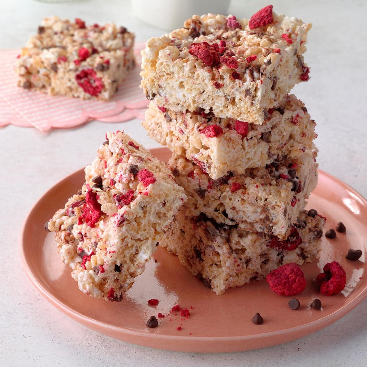 Chocolate Raspberry Rice Krispie Treats Exps Tohas21 261265 B04 09 3b