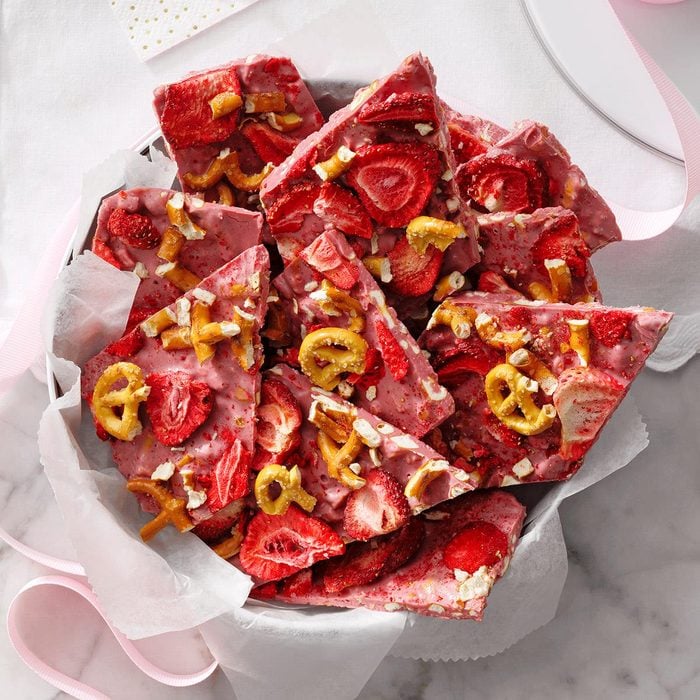 Strawberry Pretzel Bark Exps Tohdj22 264204 E08 04 6b