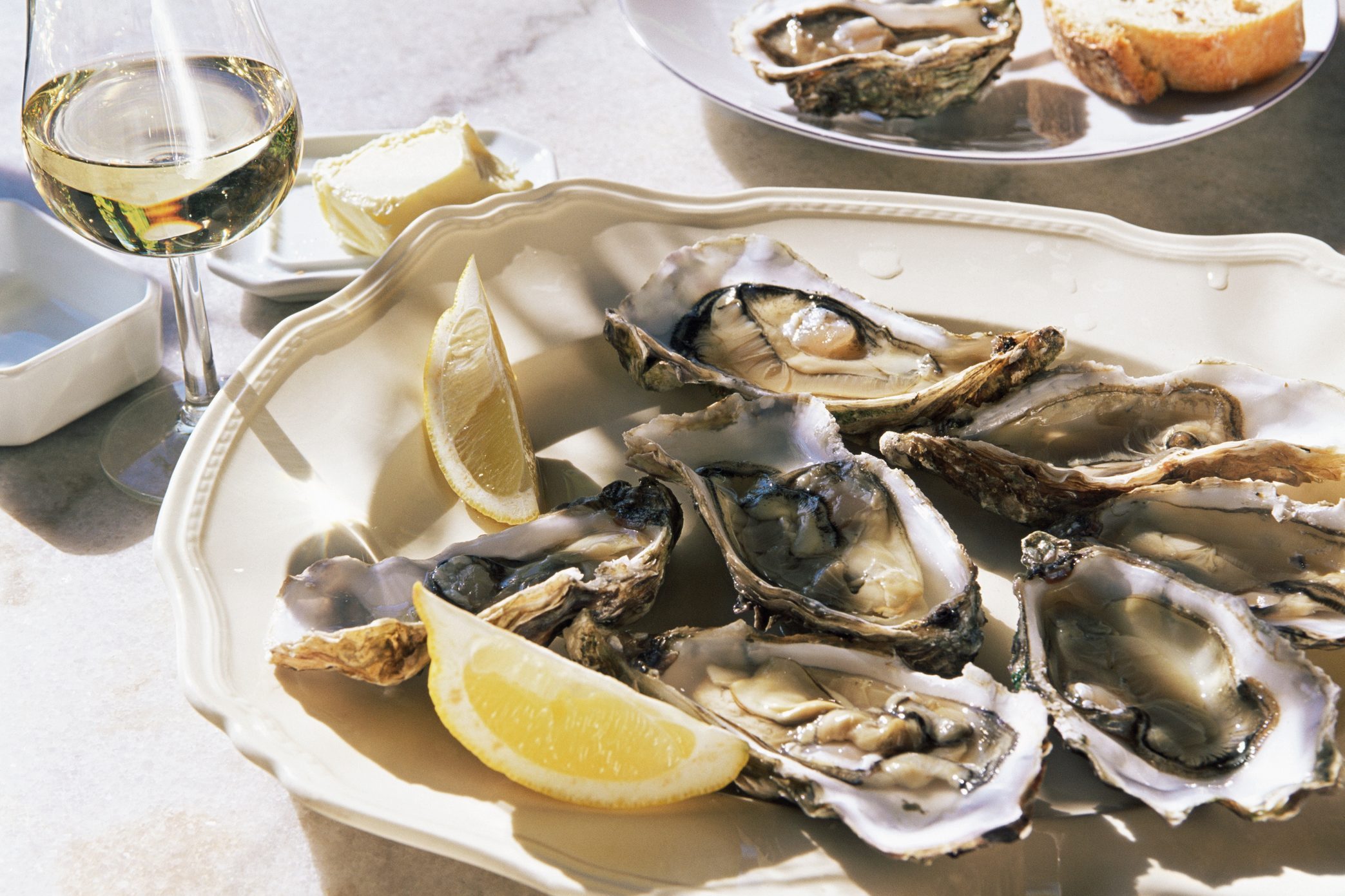 A plate of oysters with chardonnay wine