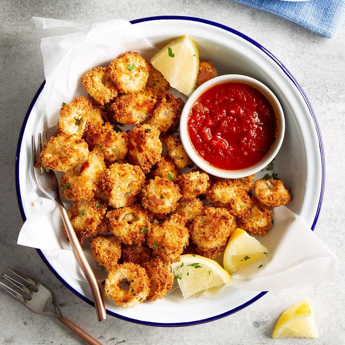 https://www.tasteofhome.com/wp-content/uploads/2021/12/Air-Fryer-Calamari_EXPS_FT21_267744_F_1207_1.jpg?fit=700%2C1024