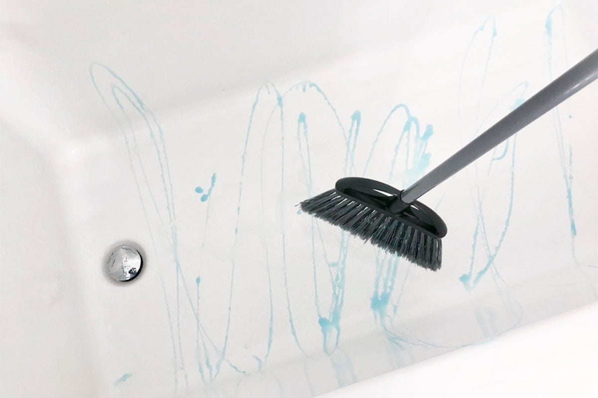 https://www.tasteofhome.com/wp-content/uploads/2022/01/20220125_clean-bathtub-dish-soap-broom_RSS_05.jpg