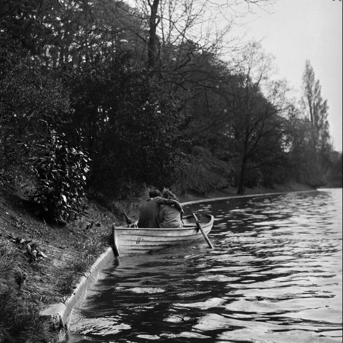A couple embraces in a small boat, in the Bois de Boulogne near Paris, in March 1946. (Photo by - / AFP) (Photo by -/AFP via Getty Images)