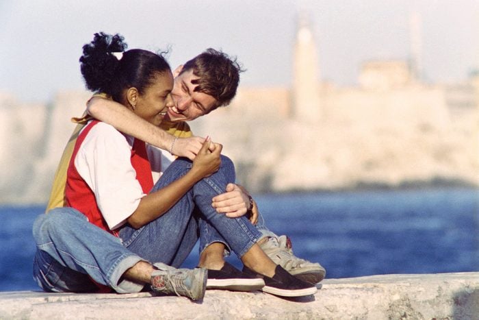A young couple pose during the Valentine's day in Havana on February 14, 1992. (Photo by Rafael PEREZ / AFP) (Photo by RAFAEL PEREZ/AFP via Getty Images)