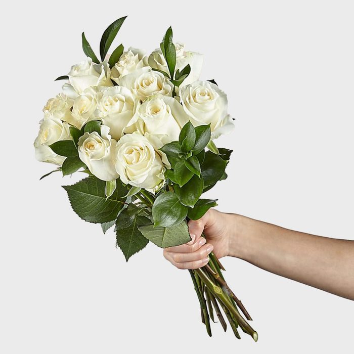 Toh 5 White Rose Bouquet Via Via Ftd Ecomm