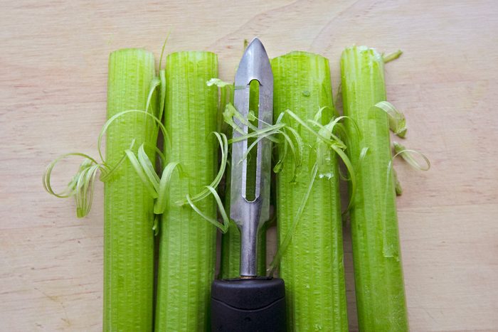 showing how to peel celery strings