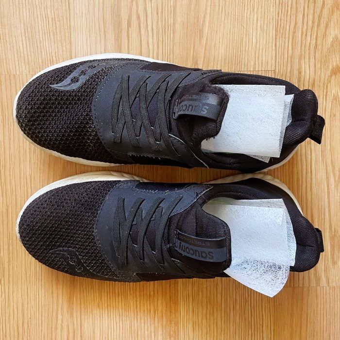  Shoe Smell fix with Dryer Sheets Adedit